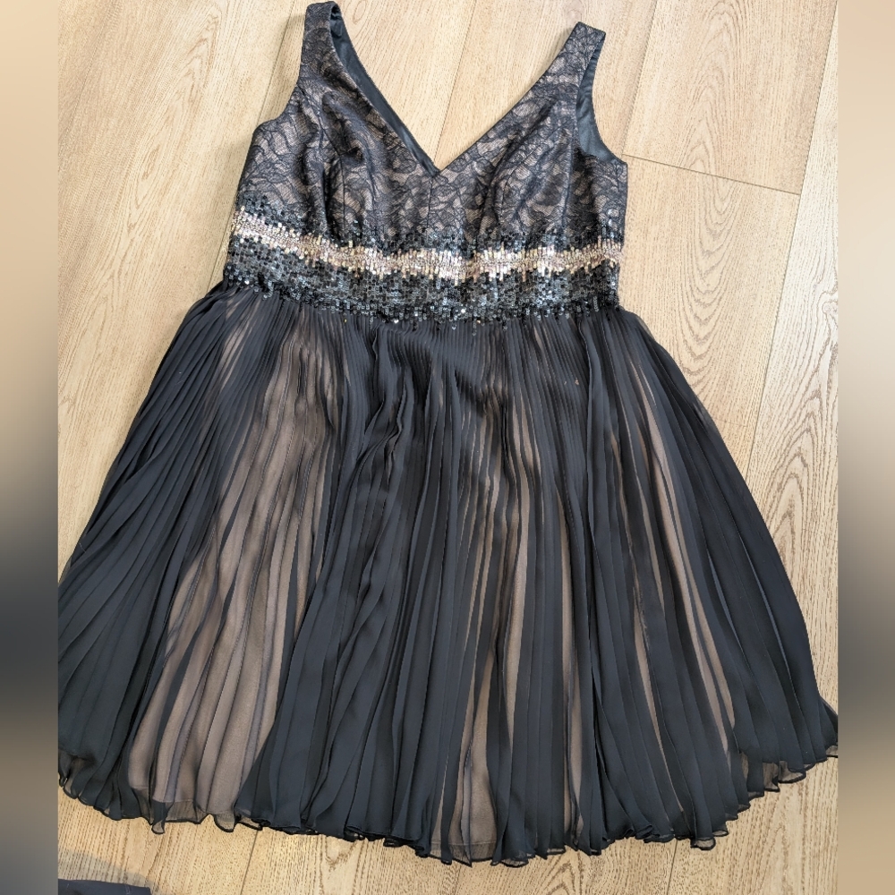 Carmen Marc Valvo Black V-Neck Pleated Evening Dress with Gold Beaded Waist
